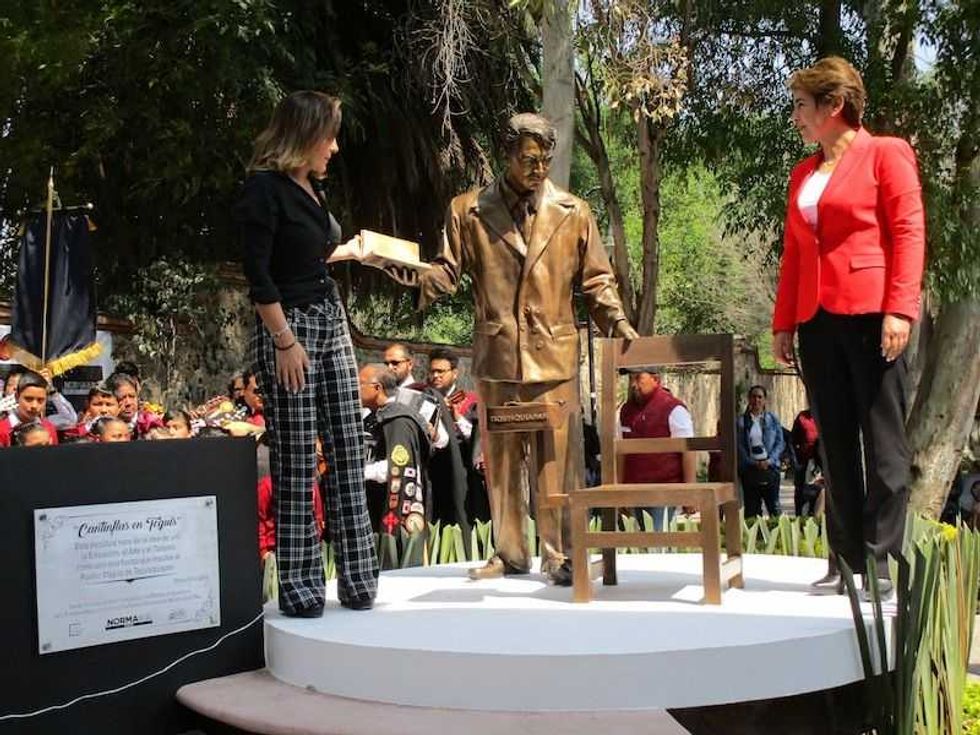develan escultura de mario moreno cantinflas en tequisquiapan 2