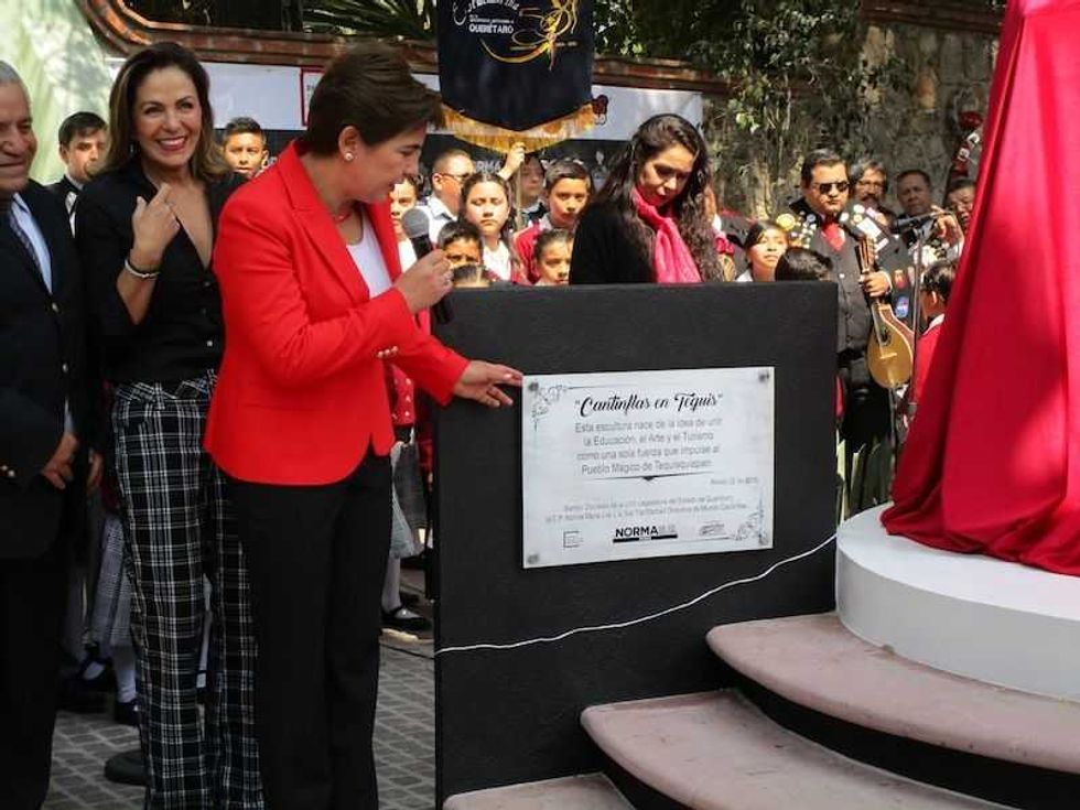 develan escultura de mario moreno cantinflas en tequisquiapan