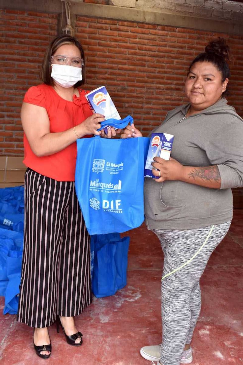 DIF de El Marqués, entrega productos lácteos