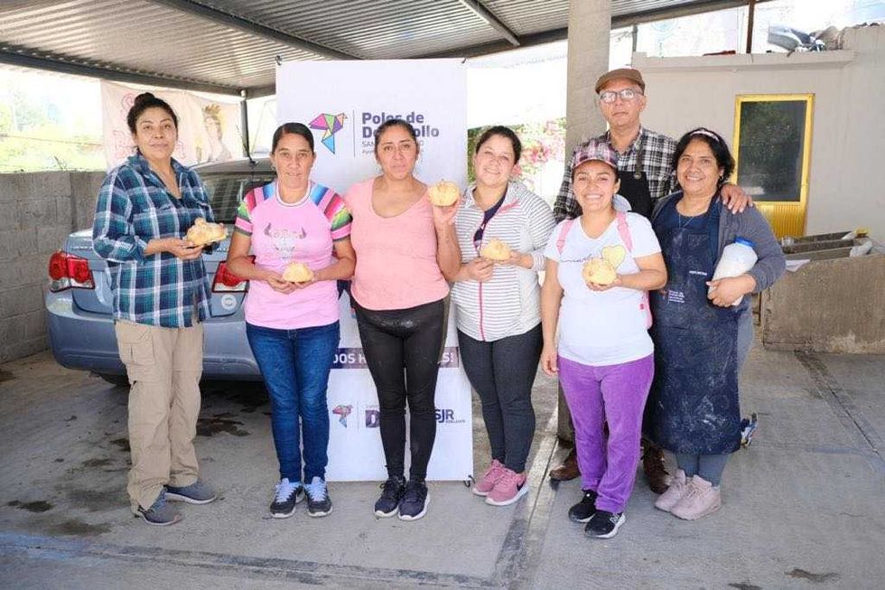 DIF San Juan del Río implementa taller de autoempleo en elaboración de pan.