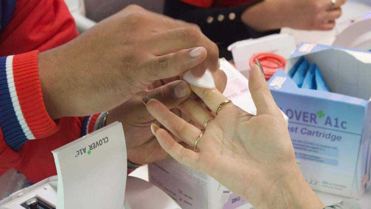 Diputada Adriana Meza Argaluza, acompañada de médicos especialistas y presidenta de la Fundación Chabely, durante jornada de prevención de diabetes en el Congreso Legislativo. Se realizaron 50 pruebas gratuitas de tamizaje.