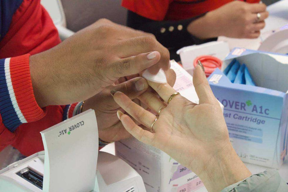 Diputada Adriana Meza Argaluza, acompañada de médicos especialistas y presidenta de la Fundación Chabely, durante jornada de prevención de diabetes en el Congreso Legislativo. Se realizaron 50 pruebas gratuitas de tamizaje.