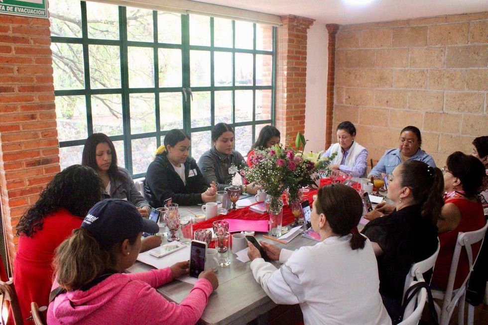 Diputada Adriana Meza durante taller del D\u00eda de la Mujer con mujeres de San Juan del R\u00edo en marzo 2026