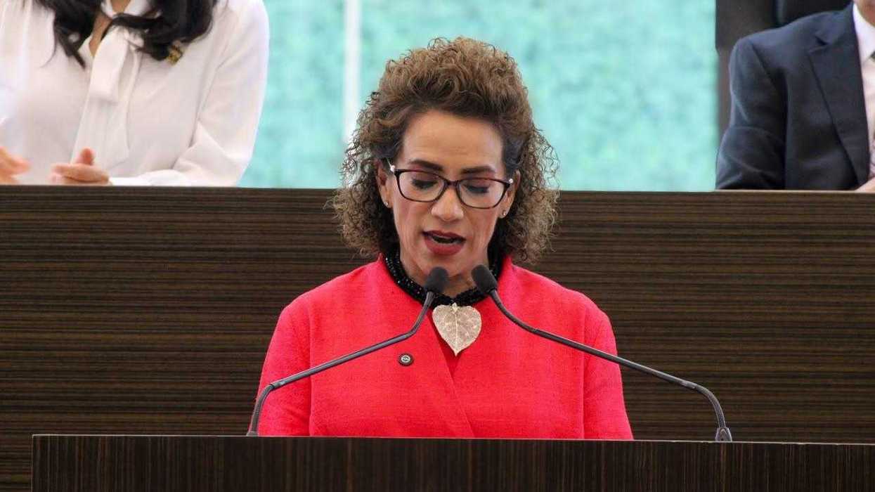 Diputada Adriana Meza habla desde la tribuna del Congreso de Querétaro