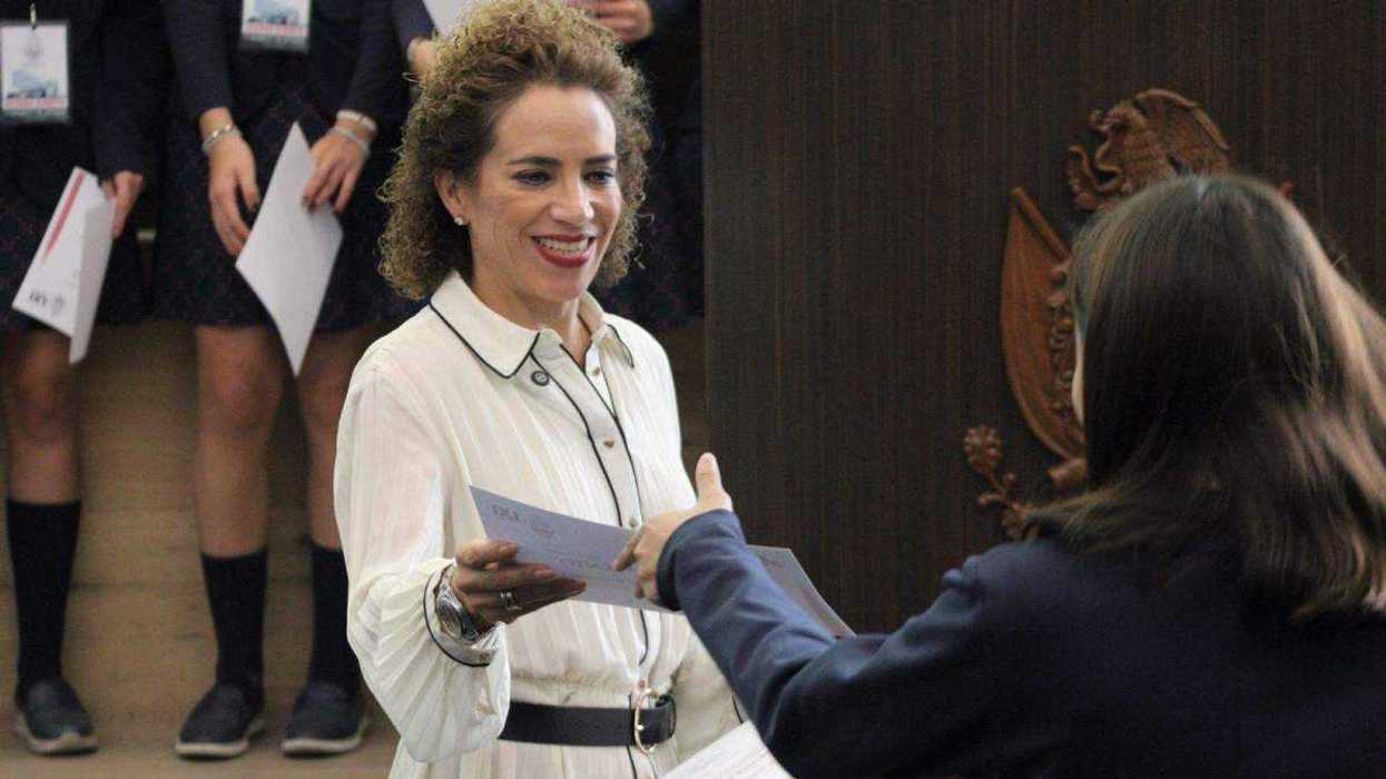 Diputada Adriana Meza imparte taller legislativo a alumnas del Colegio Fontanar sobre funcionamiento del Poder Legislativo en Querétaro.
