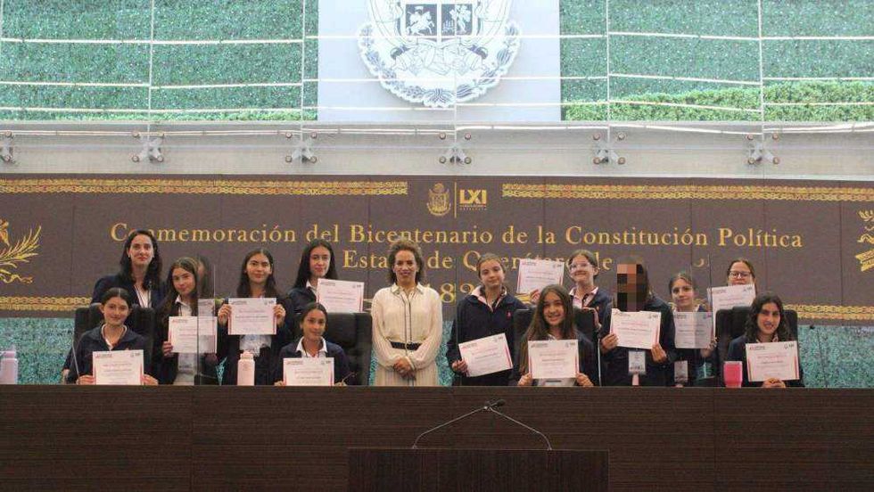 Diputada Adriana Meza imparte taller legislativo a alumnas del Colegio Fontanar sobre funcionamiento del Poder Legislativo en Querétaro.
