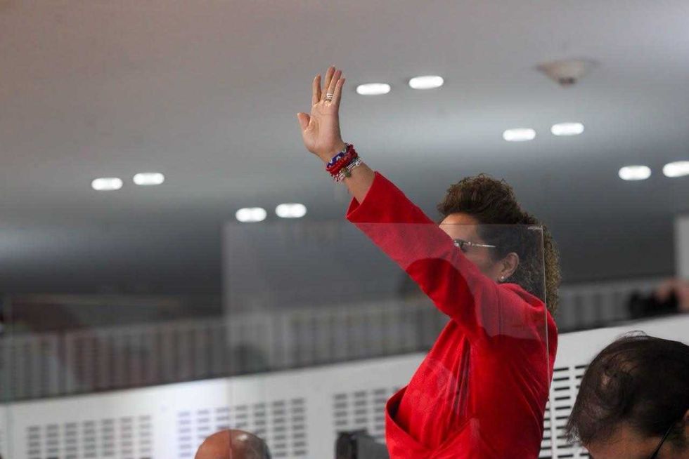 Diputada Adriana Meza levanta la mano durante una votaci\u00f3n en el Congreso de Quer\u00e9taro