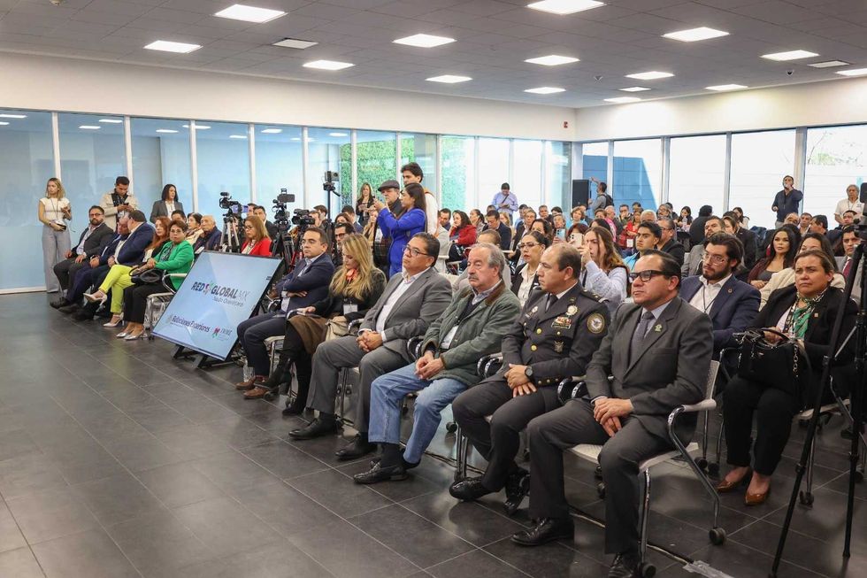 Diputada Claudia D\u00edaz Gayou durante firma alianza estrat\u00e9gica desarrollo econ\u00f3mico Quer\u00e9taro 2026