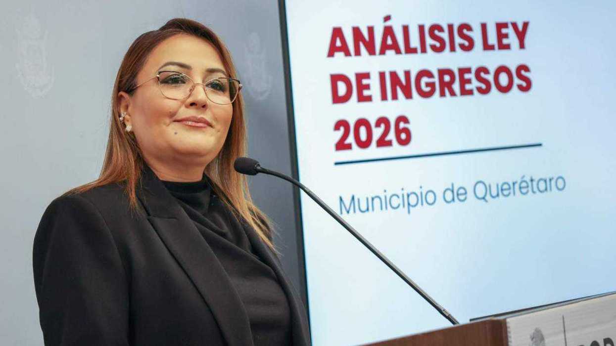 Diputada Claudia Díaz Gayou en conferencia de prensa denunciando inconsistencias en Ley de Ingresos municipal de Querétaro.