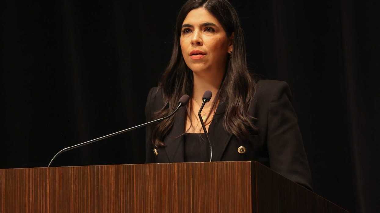 Diputada Juliana Hernández Quintanar habla en podio durante el Segundo Informe de la LXI Legislatura de Querétaro
