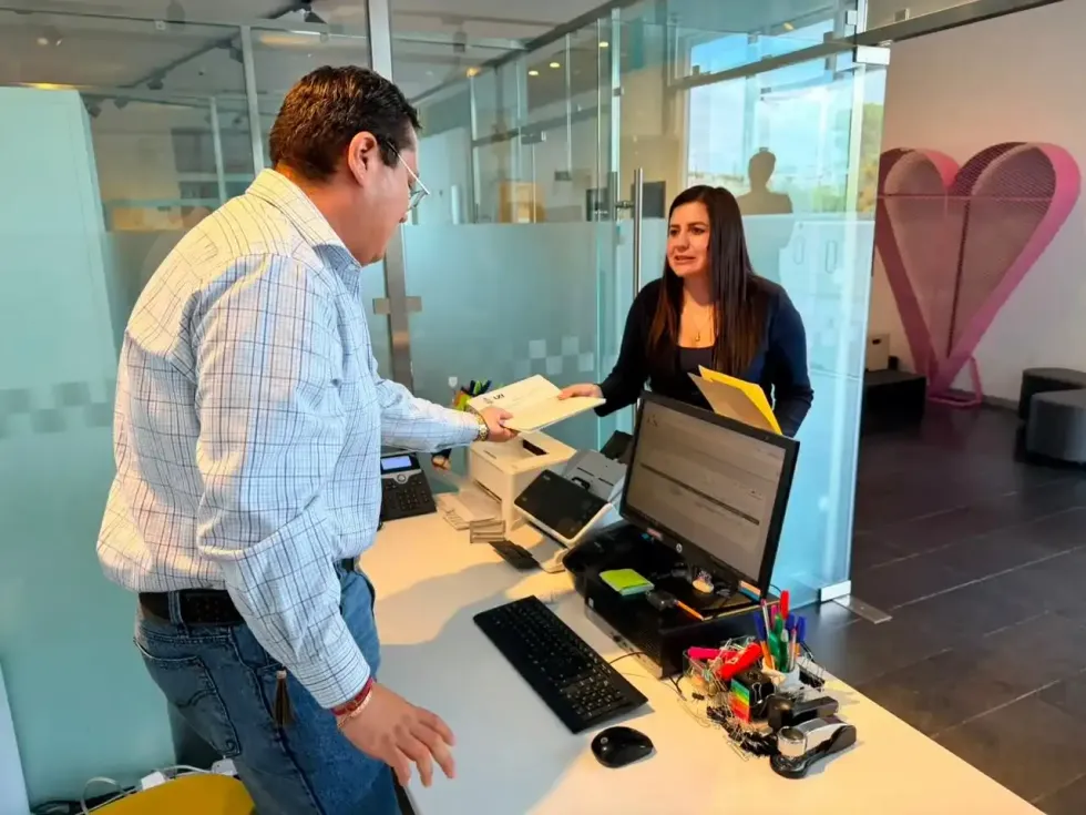 Diputada Leonor Mej\u00eda Barraza entrega el documento de su iniciativa de primera infancia a un funcionario de la Oficial\u00eda de Partes