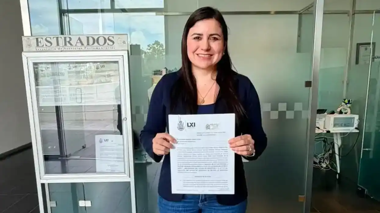 Diputada Leonor Mejía Barraza sostiene el documento de su iniciativa de primera infancia frente a la Oficialía de Partes del Congreso de Querétaro
