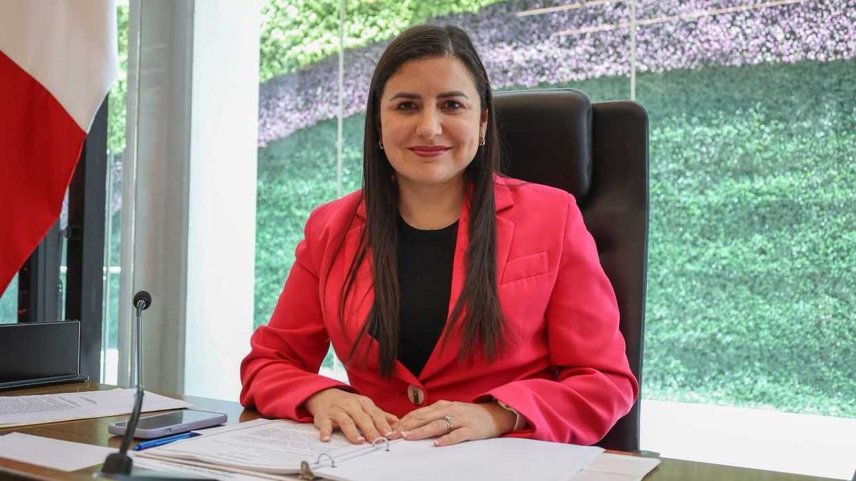 Diputada local Leonor Mejía Barraza, con saco rosa, sentada ante un escritorio; pidió investigar presunta fosa en Zacapu