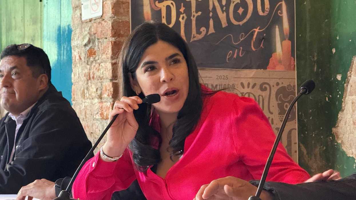 Diputada panista Juliana Quintanar junto a organizadores de la Carrera de las Cruces, evento deportivo tradicional del barrio Hércules en Querétaro que cumple 64 años.