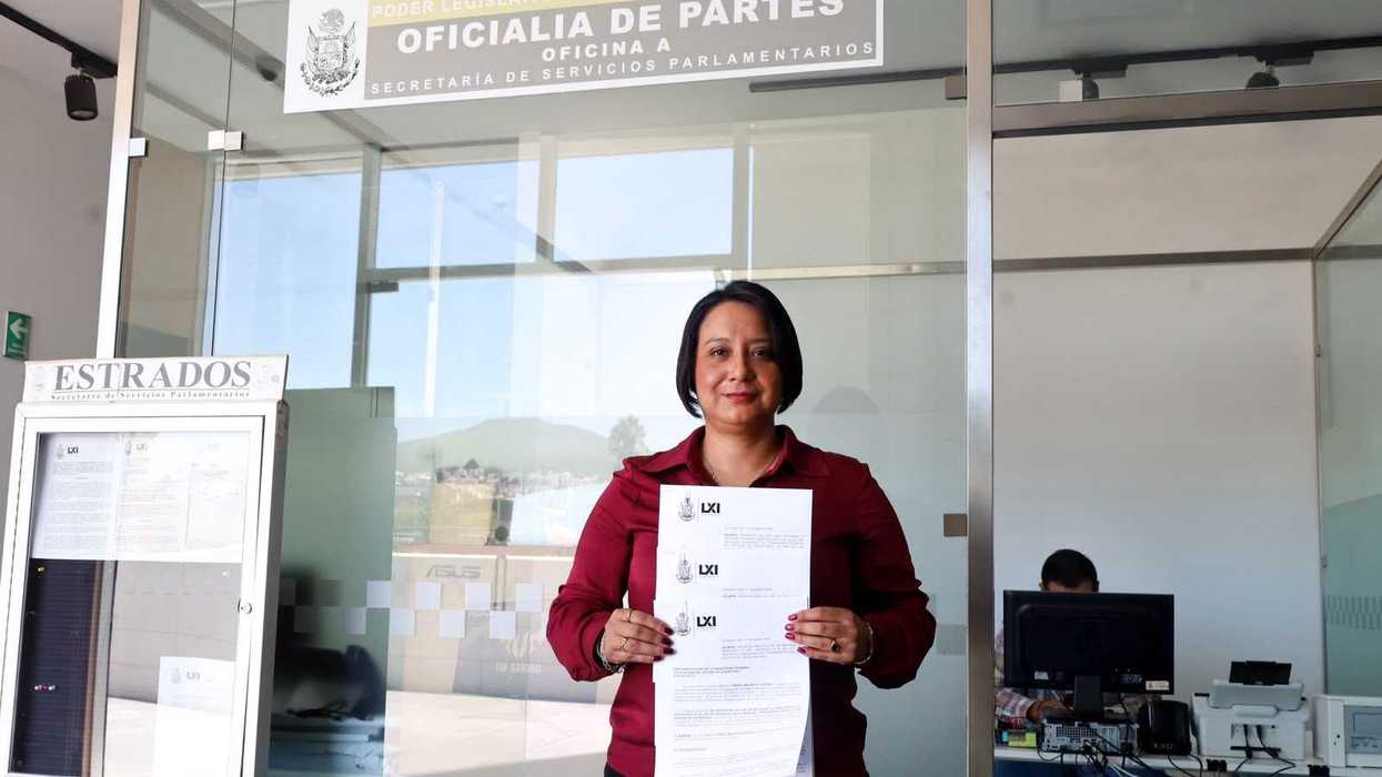 Diputada Sully Mauricio Sixtos muestra tres iniciativas sobre grúas ante la Oficialía de Partes del Congreso de Querétaro