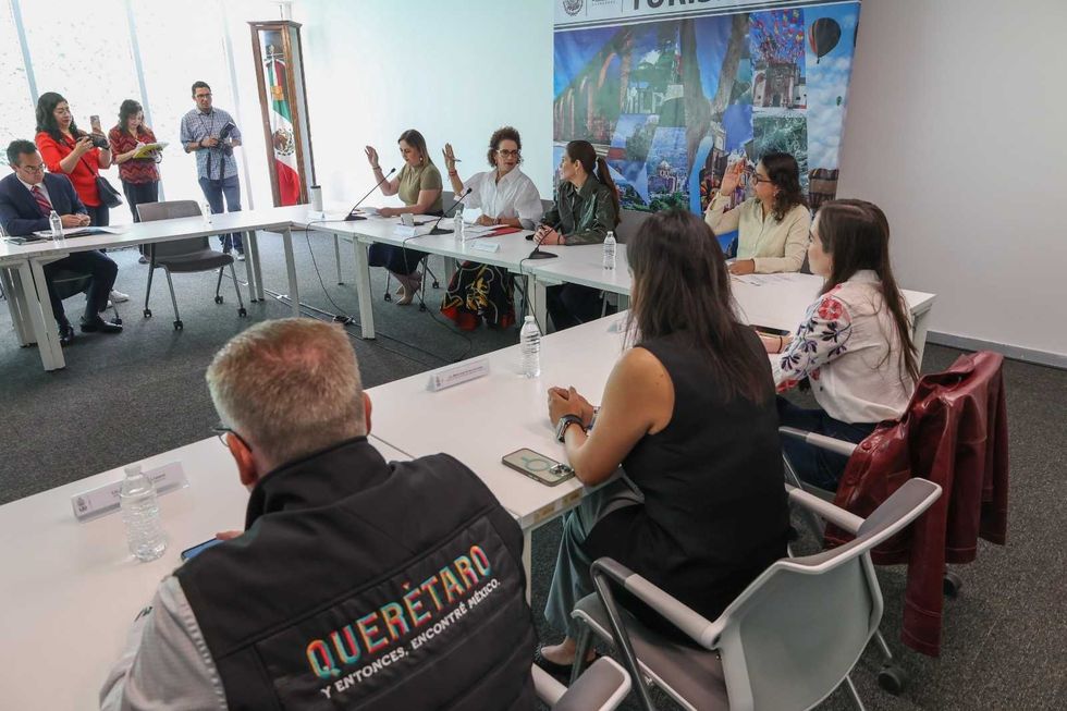Diputadas de la Comisi\u00f3n de Turismo levantan la mano durante la votaci\u00f3n del dictamen sobre turismo comunitario en Quer\u00e9taro
