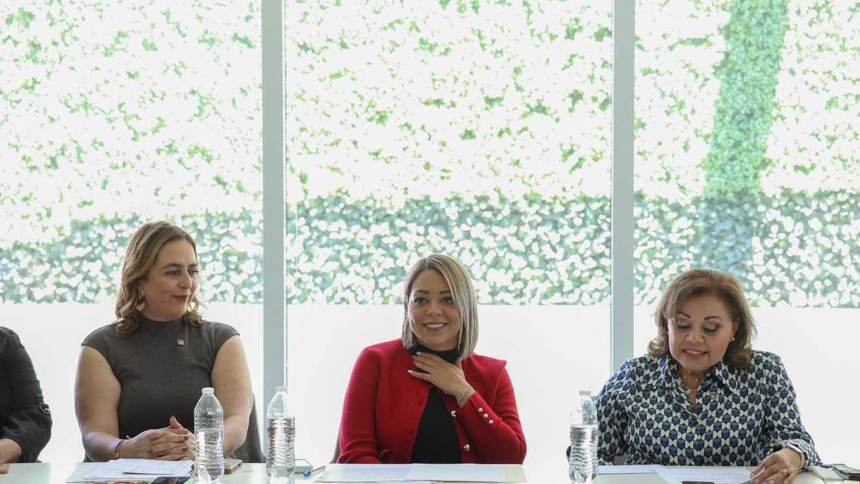 Diputadas Ginna Guzmán y Perla Flores en rueda de prensa sobre ley de autismo y neurodivergencias, Querétaro, agosto 2026.