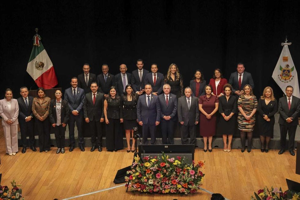 Diputadas y diputados de la LXI Legislatura de Quer\u00e9taro posan en el Teatro Experimental durante el Segundo Informe de Actividades