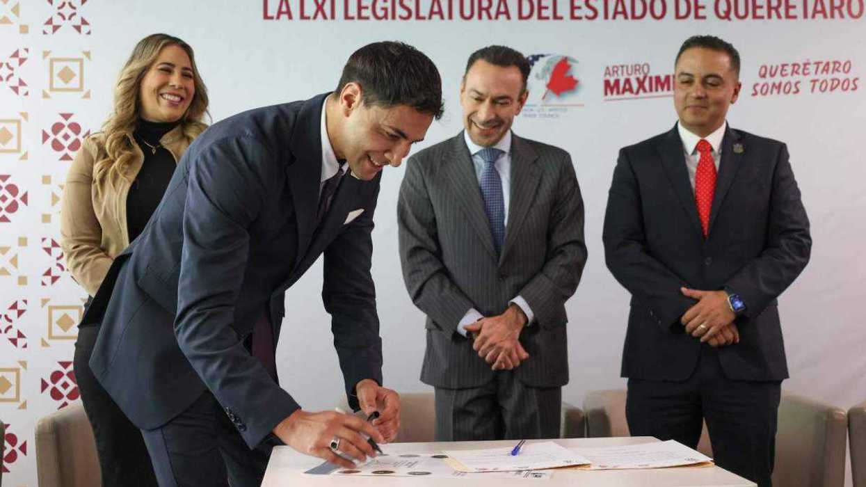 Diputado Arturo García Pérez firma Memorándum con Víctor Rosales de CUSMEX. Acuerdo busca fortalecer políticas migratorias para queretanos en Norteamérica.