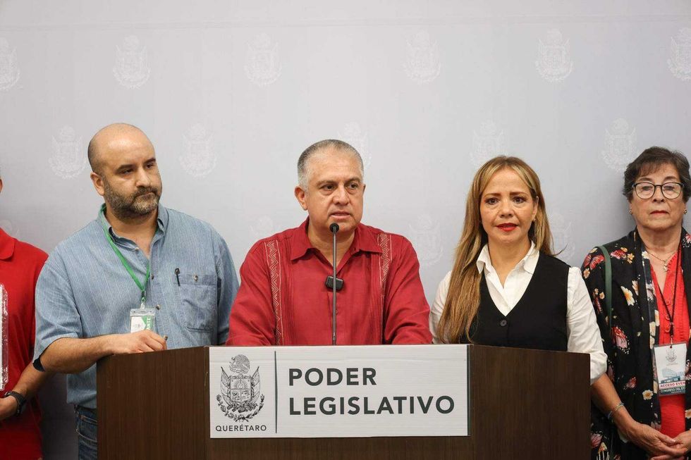 Diputado denuncia construcción de gasolinera irregular en Corregidora.