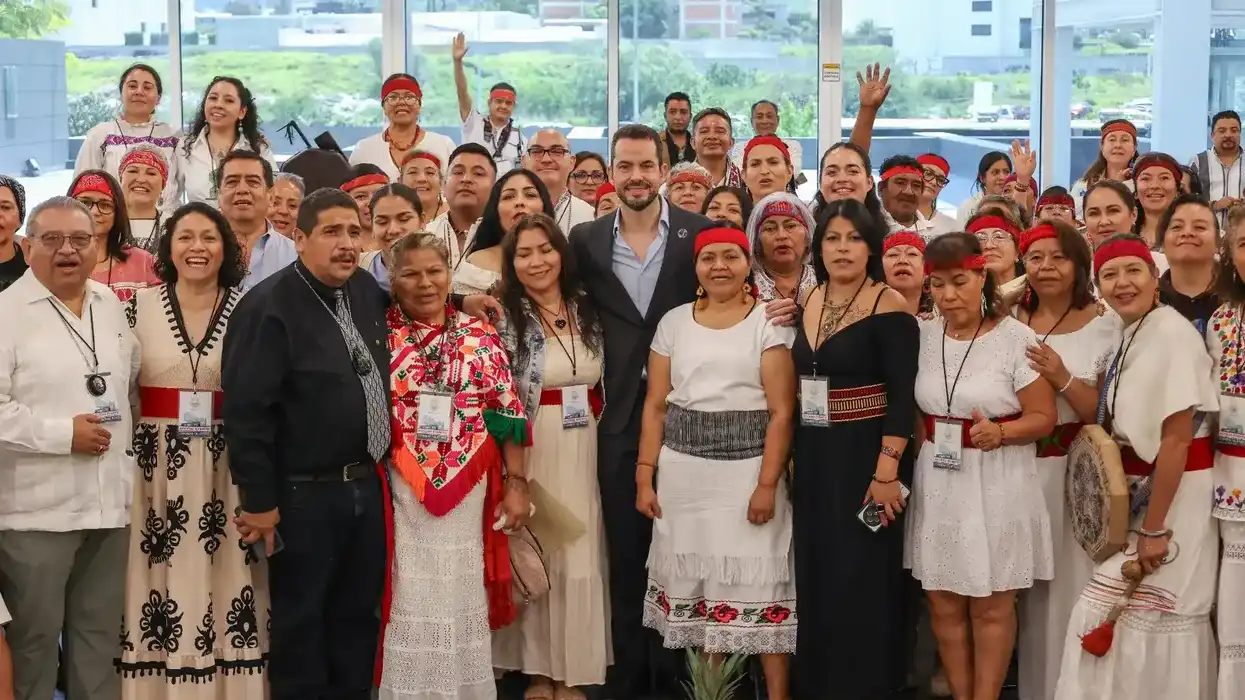 Diputado Paul Ospital posa junto a médicos tradicionales de Querétaro tras la entrega de constancias en el Congreso del Estado.