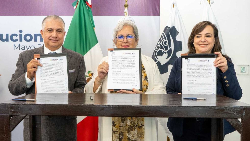 Diputado Sinuh\u00e9 Piedragil y autoridades universitarias durante la firma del convenio de colaboraci\u00f3n interinstitucional en Quer\u00e9taro