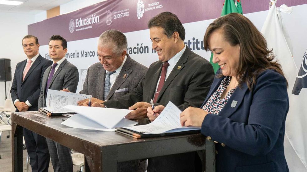Diputado Sinuh\u00e9 Piedragil y autoridades universitarias durante la firma del convenio de colaboraci\u00f3n interinstitucional en Quer\u00e9taro