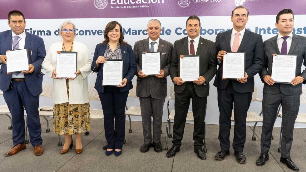 Diputado Sinuh\u00e9 Piedragil y autoridades universitarias durante la firma del convenio de colaboraci\u00f3n interinstitucional en Quer\u00e9taro