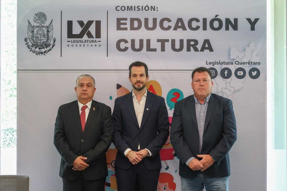 Diputados de la Comisi\u00f3n de Educaci\u00f3n y Cultura del Congreso de Quer\u00e9taro durante sesi\u00f3n de aprobaci\u00f3n de reforma.