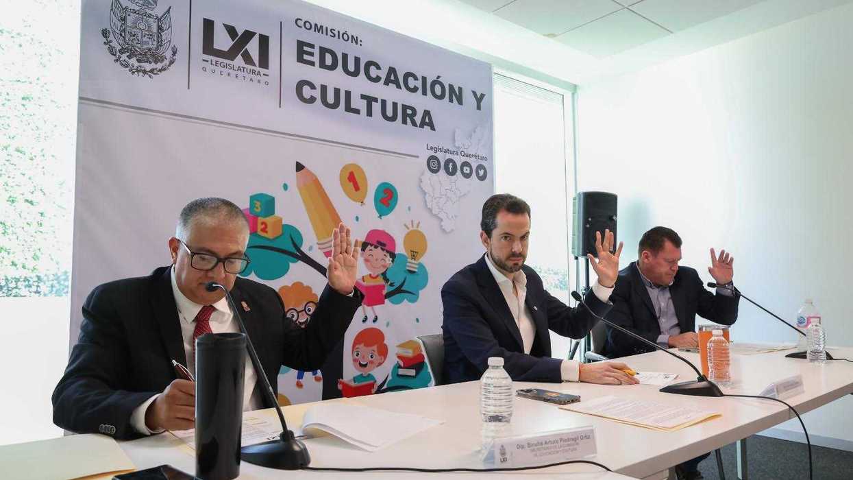 Diputados de la Comisión de Educación y Cultura del Congreso de Querétaro durante sesión de aprobación de reforma.