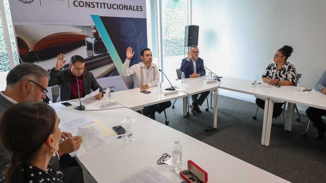 Diputados de la Comisión de Puntos Constitucionales de la LXI Legislatura de Querétaro en sesión sobre la iniciativa de Santa Rosa Jáuregui