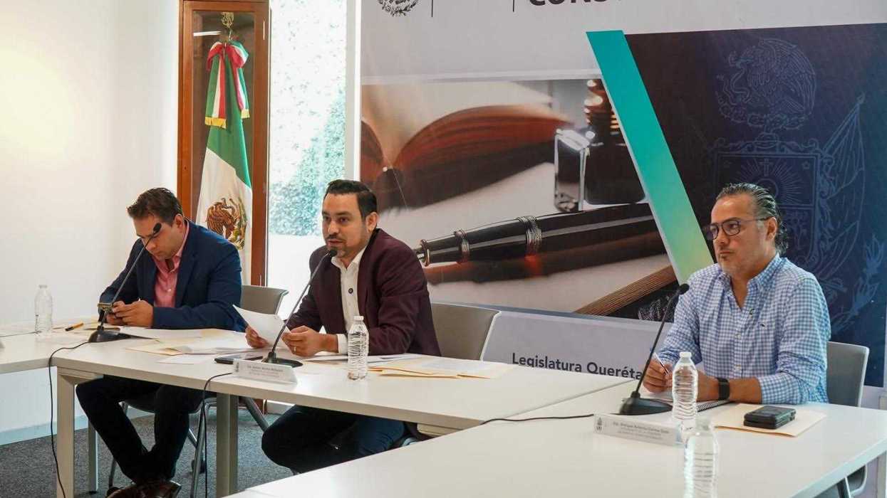Diputados de la Comisión de Puntos Constitucionales de Querétaro durante la sesión donde se votó la minuta de reforma judicial.