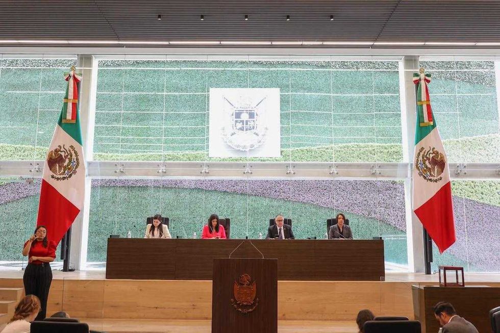 Diputados de la LXI Legislatura de Quer\u00e9taro durante la sesi\u00f3n de Pleno con la Mesa Directiva al frente.