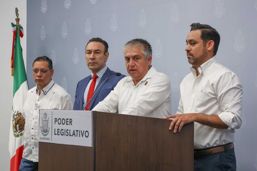 Diputados del Grupo Legislativo de Morena en el Congreso del Estado de Quer\u00e9taro durante conferencia de prensa