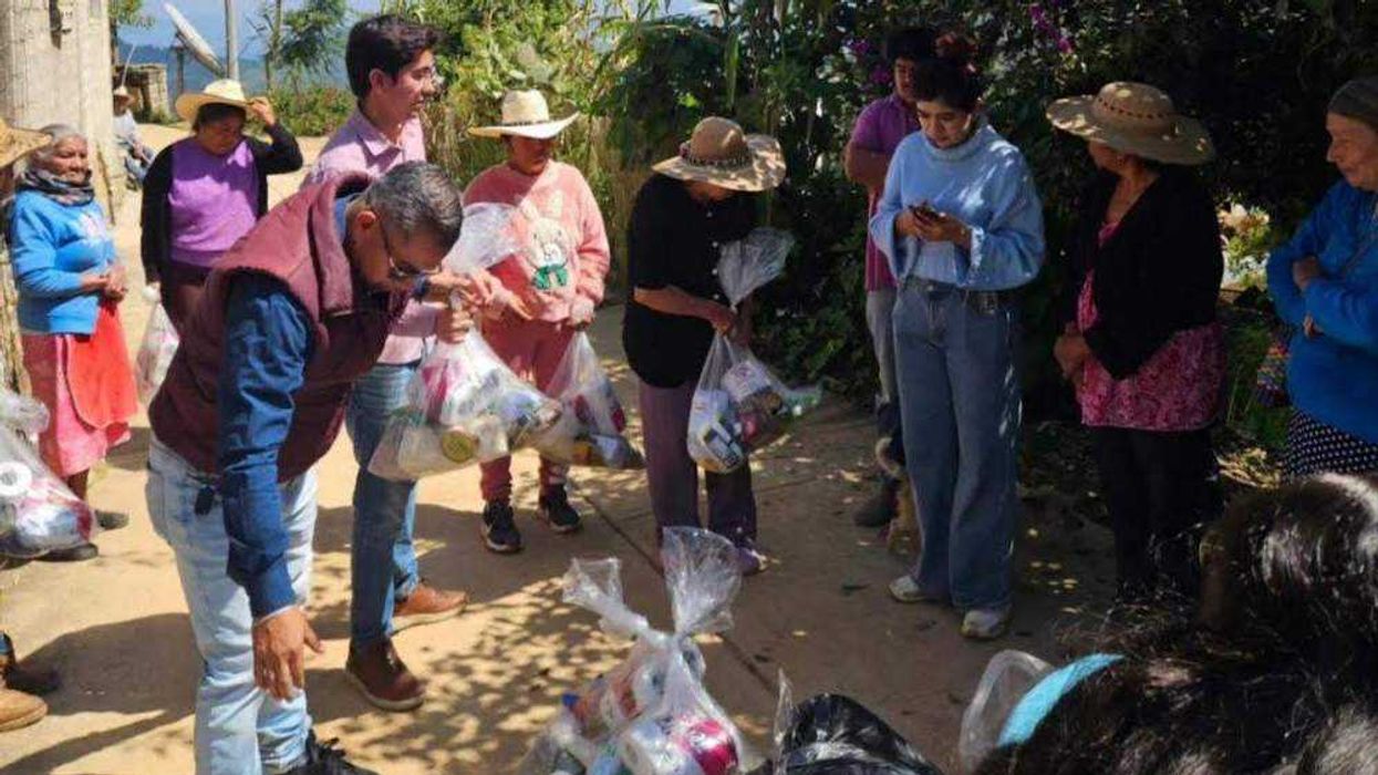 Diputados locales supervisan la distribución de víveres recolectados por iniciativa de jóvenes parlamentarios.