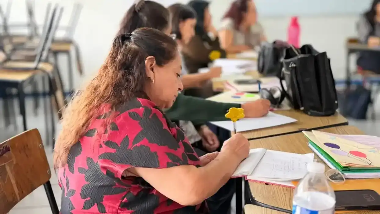 Directiva de educación básica toma apuntes en reunión de la USEBEQ para el ciclo escolar 2026-2027 en Querétaro.