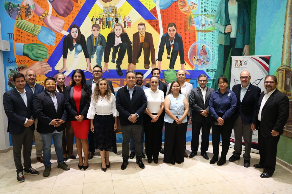 Directivos de la CANACO SERVYTUR San Juan del R\u00edo y representantes del Gobierno de Quer\u00e9taro en la firma del convenio de licencias de bebidas alcoh\u00f3licas.