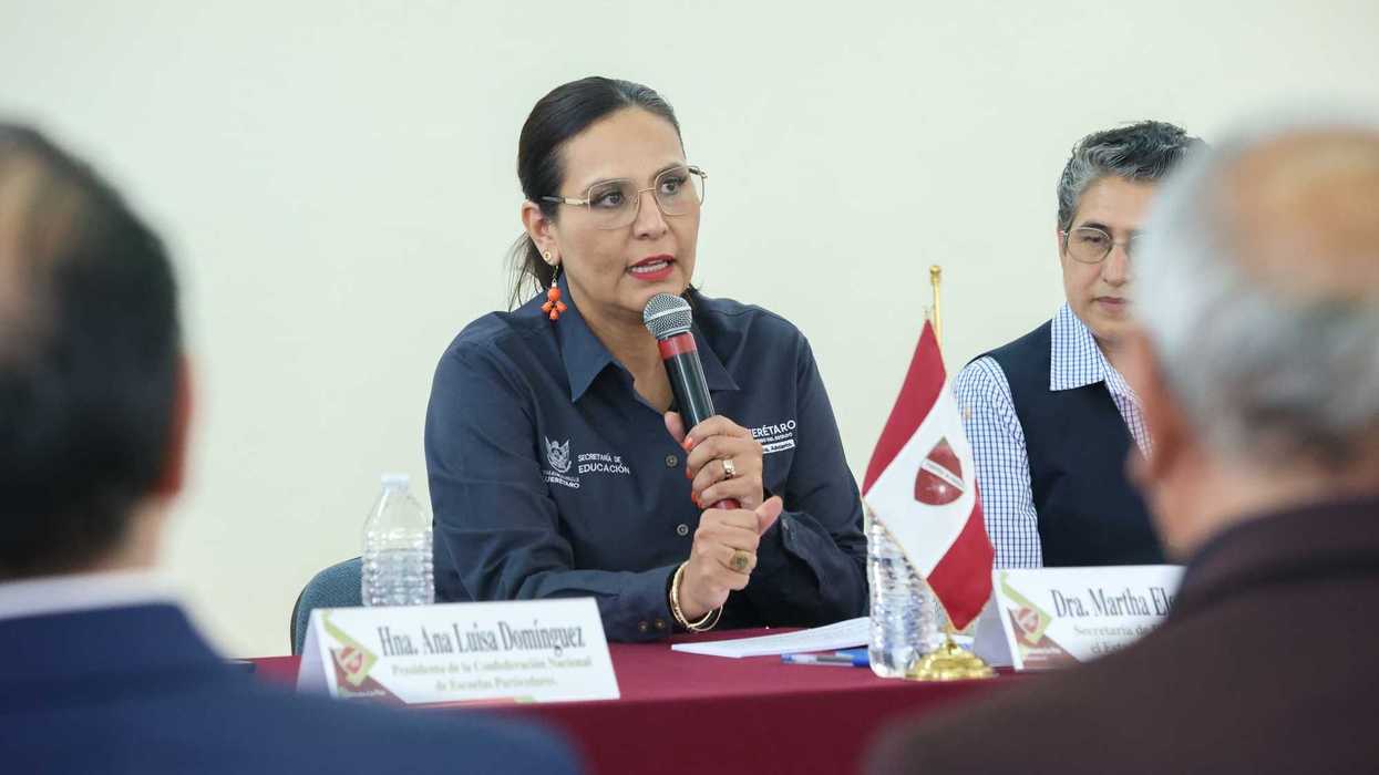 Directivos, docentes y religiosas de escuelas particulares de Querétaro reunidos con la secretaria de Educación para revisar resultados del veto al celular en horario escolar.