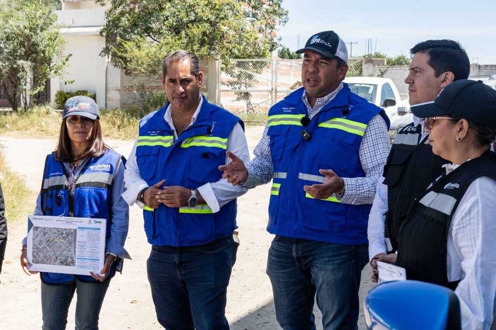 Director de JAPAM y presidente municipal de San Juan del R\u00edo explican el proyecto del subcolector sanitario de Loma Linda