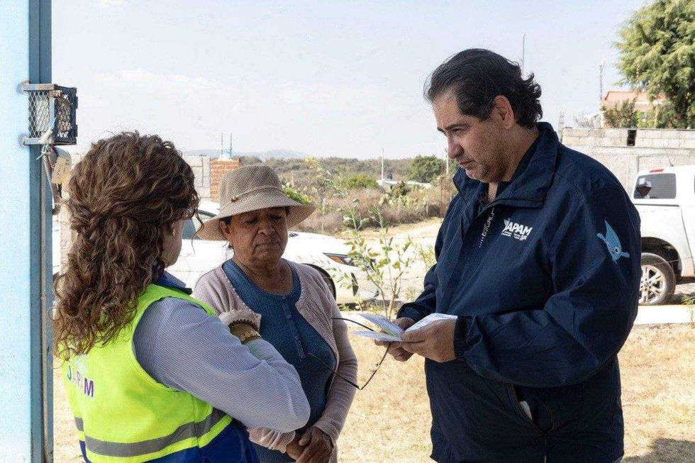 Director Toño Pérez en recorrido comunitario por Soledad del Río durante actividad de posicionamiento político en noviembre 2025.
