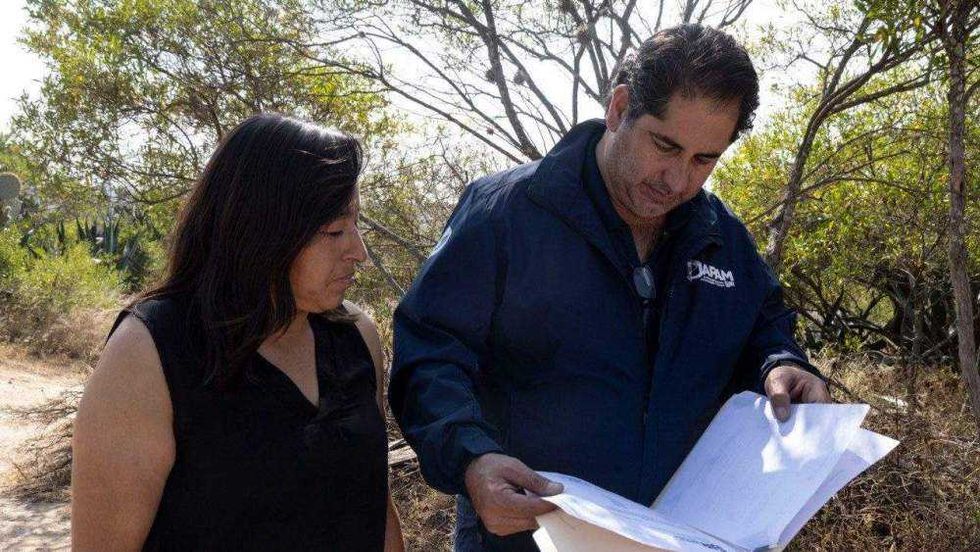 Director Toño Pérez en recorrido comunitario por Soledad del Río durante actividad de posicionamiento político en noviembre 2025.