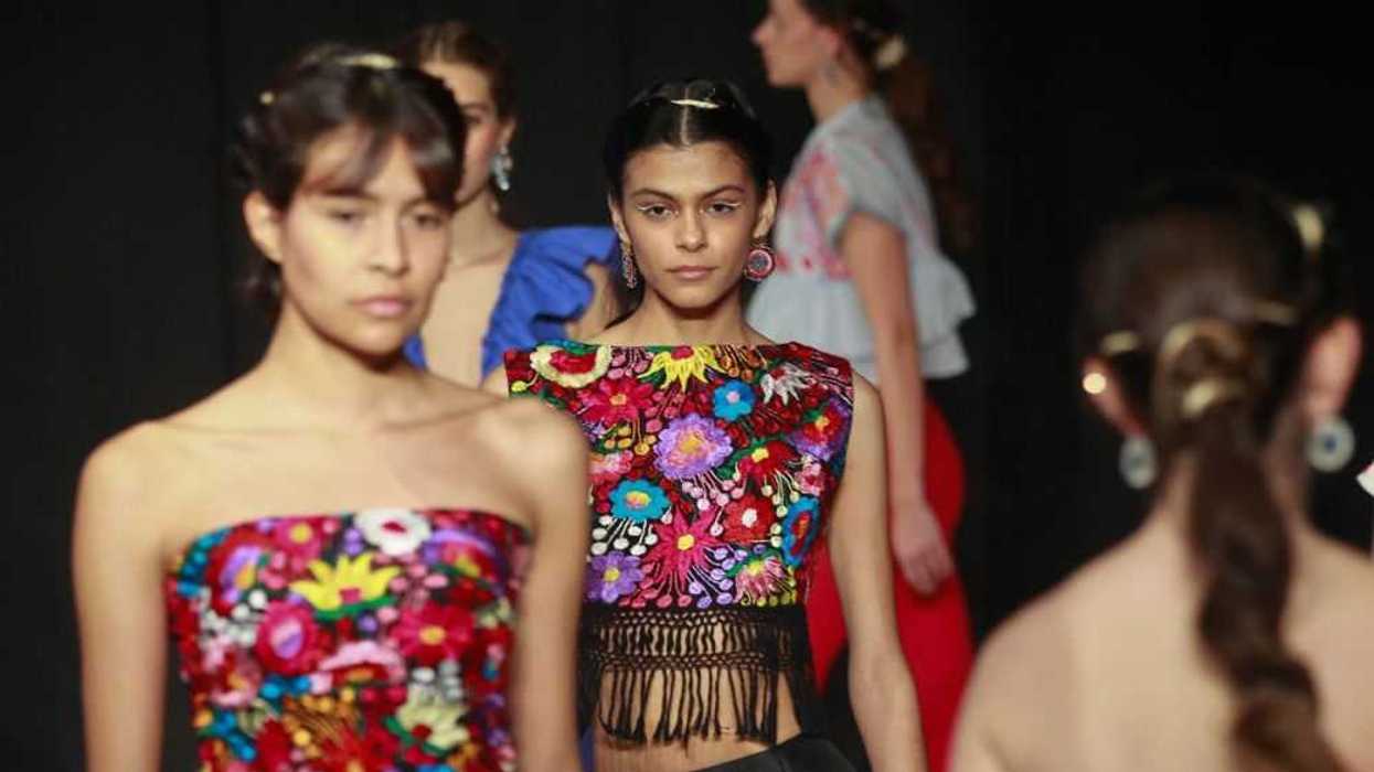 Diseñadora crea prendas con fibra de henequén para resaltar la mexicanidad. EFE/ Francisco Guasco.