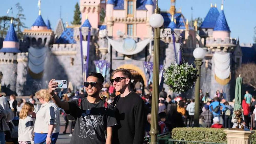 Disney inaugura una temporada centenaria en su parque temático de California. EFE/ Guillermo Azábal.