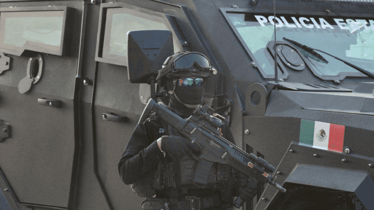 División Caminos de Fuerza Civil realizó detención tras hallazgo de efectivo en vehículo con falla mecánica en autopista federal. Foto: gobierno de Nuevo León.