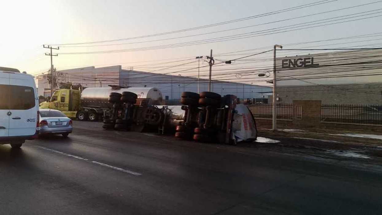 Doble remolque se desprende y vuelca en la 57 rumbo a CDMX.