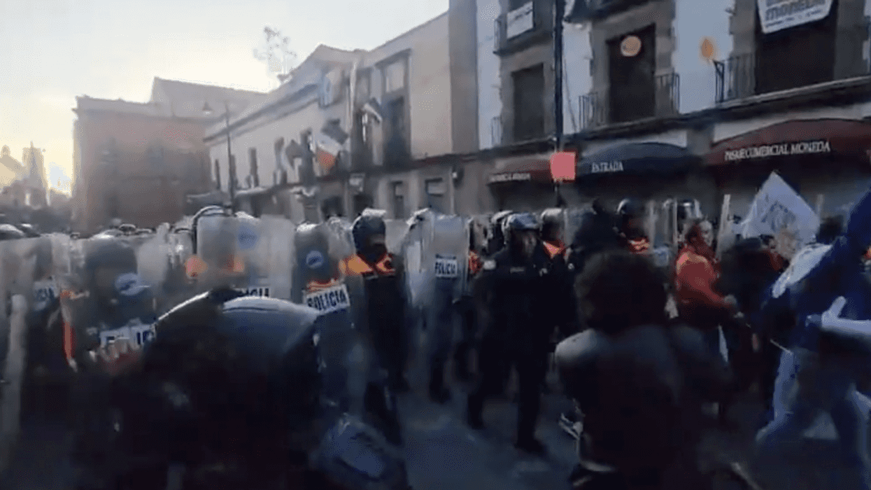 Docentes de la CNTE enfrentan a policía antimotines en el Zócalo de la Ciudad de México. Protesta por abrogación de Ley ISSSTE 2007 termina con represión policial.