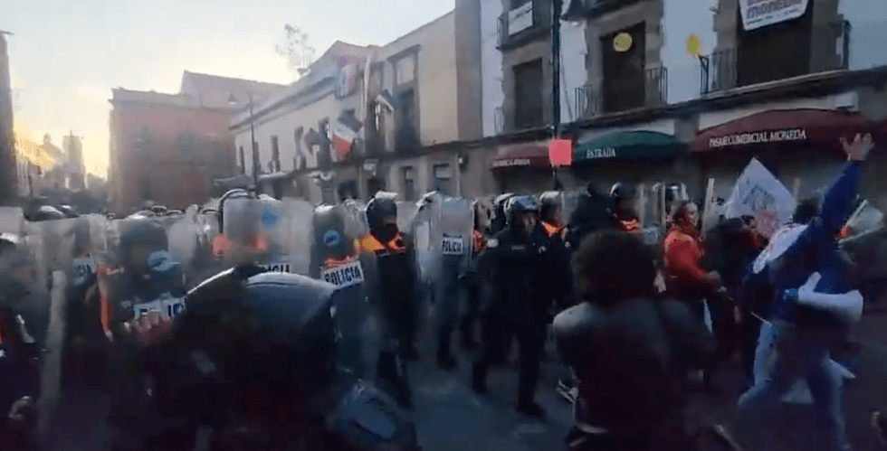 Docentes de la CNTE enfrentan a policía antimotines en el Zócalo de la Ciudad de México. Protesta por abrogación de Ley ISSSTE 2007 termina con represión policial.