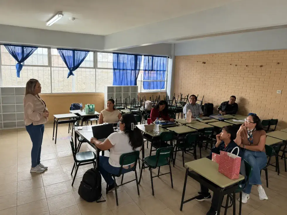 Docentes escuchan una exposici\u00f3n en un aula durante el taller intensivo de la USEBEQ en Quer\u00e9taro