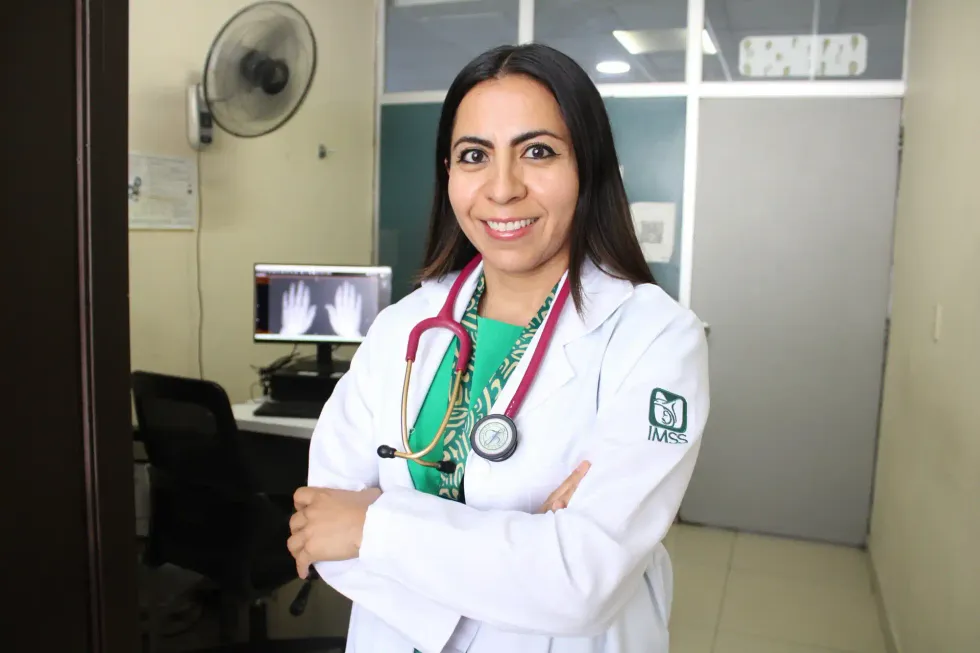 Doctora Ana Rebeca Palacio Vallecillo, m\u00e9dica familiar de la UMF 13 del IMSS, en consultorio de la unidad
