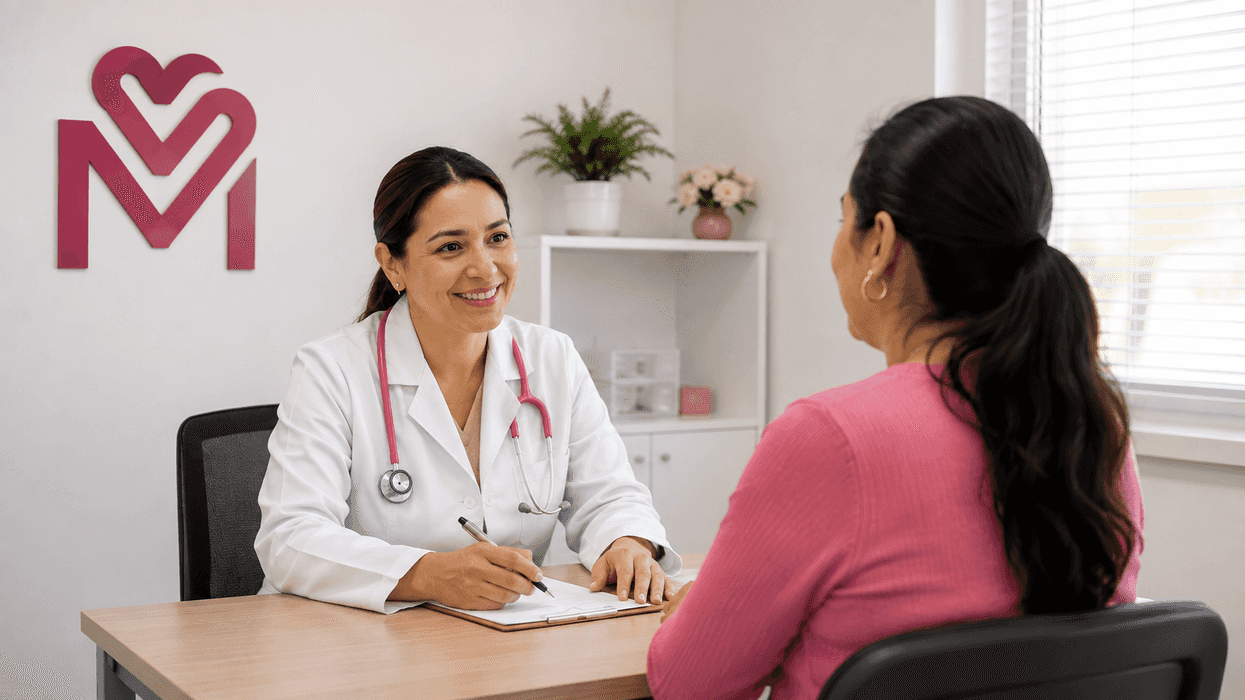 Doctora atiende a una mujer en el consultorio médico del Centro de Empoderamiento para las Mujeres de Querétaro.